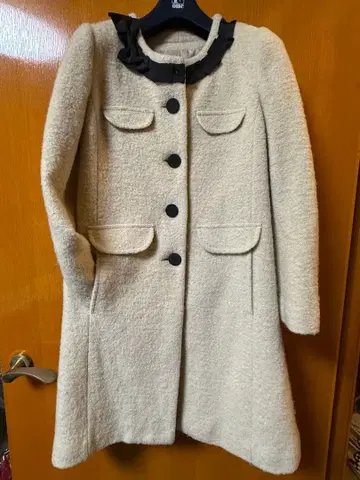 프리즈 프릴 달린 크림색 롱 코트