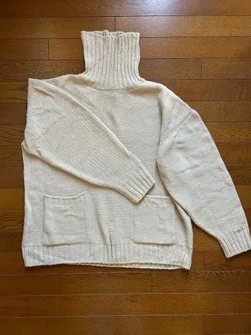 iNtimiT 아이보리 터틀넥 스웨터