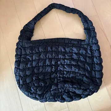 COS 블랙 퀼팅 오버 사이즈 숄더백