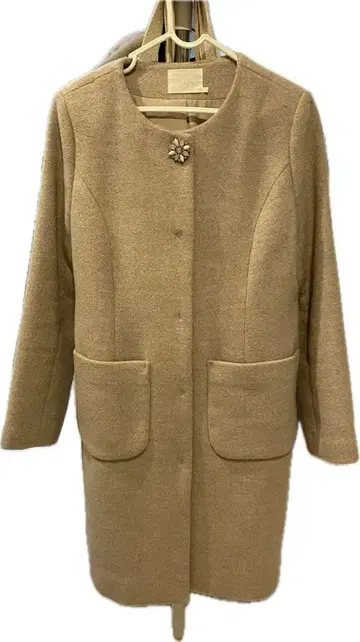 베이지 롱 코트 버튼 포함