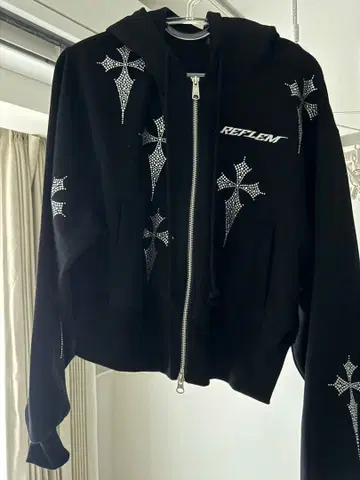 REFLEM 큐빅 크로스 올 패턴 긴팔 크롭 집업 후드티