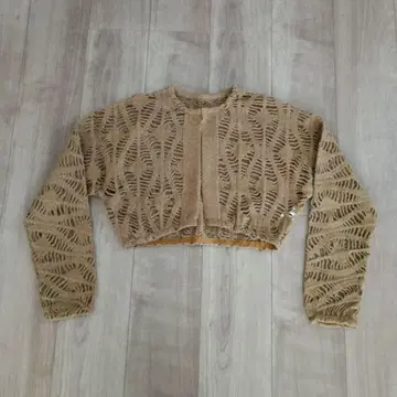 베이지 컷 아웃 디자인 가디건