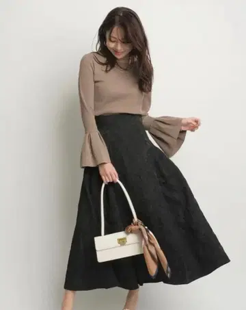 저스길리티 플라워 자카드 플레어 롱 스커트 블랙