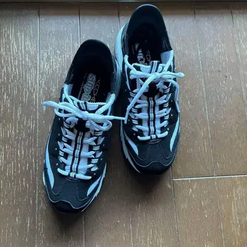 SKECHERS Slip-Ins 블랙/화이트 스니커즈