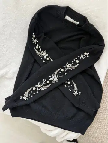 체스티 니트 스웨터 비쥬 블랙