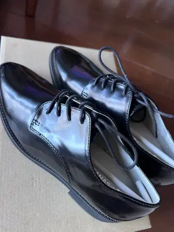 블랙 광택 레이스업 슈즈