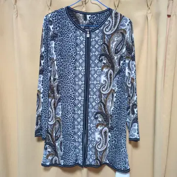 레오파드 무늬와 페이즐리 무늬의 긴팔 상의