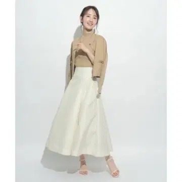 저스길리티 퀼팅 자카드 플레어 스커트 화이트