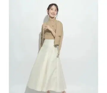 저스길리티 퀼팅 자카드 플레어 스커트 화이트