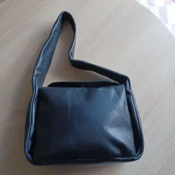 블랙 가죽 숄더백