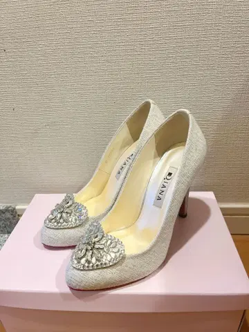 DIANA 화이트 비쥬 장식 하이힐