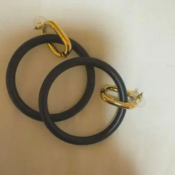 EPOCA 블랙 골드 후프 귀걸이