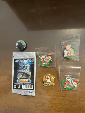 고질라와 도라에몽 트레이딩 캔뱃지 5개 세트