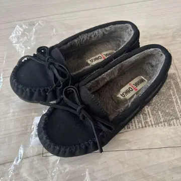 미네통카 퍼 모카신 블랙 사이즈 5