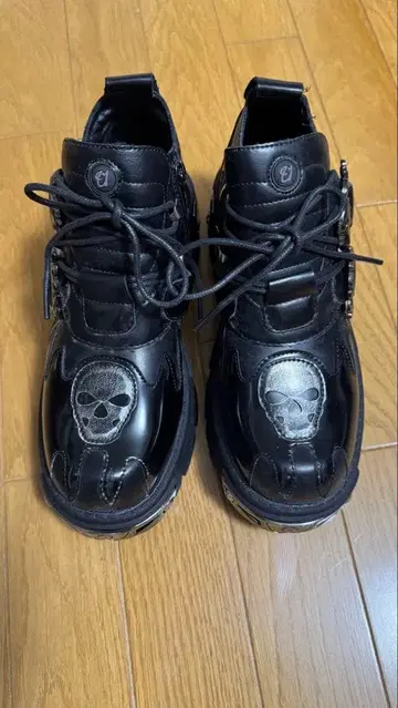 스컬 자수 하이컷 스니커즈 블랙