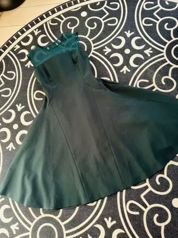 FRAY I.D 다크 그린 슬리브리스 원피스