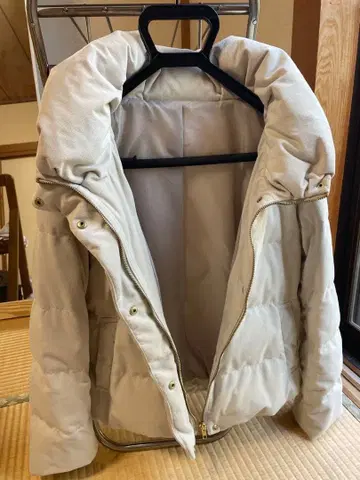 화이트 색상 다운 자켓 후드 부착