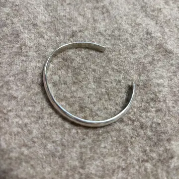 Silver 뱅글과 CURIO 귀걸이 2점