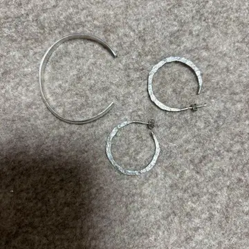 Silver 뱅글과 CURIO 귀걸이 2점