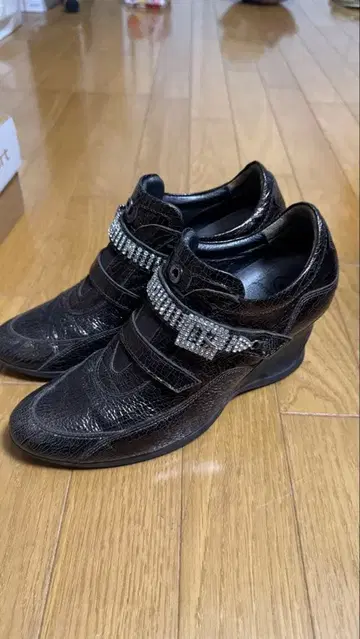 블랙 크로커다일풍 부티 스트랩 포함