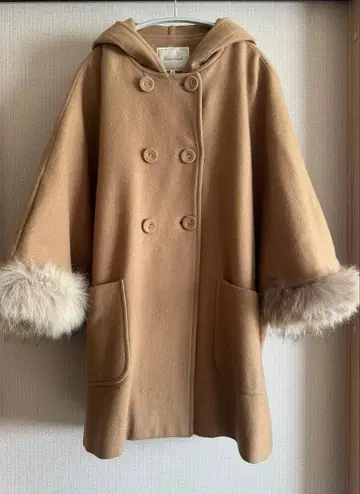 쿠튀르 브로치 퍼 달린 판초 코트