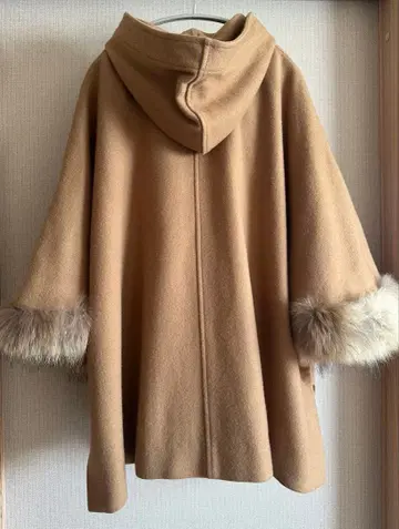 쿠튀르 브로치 퍼 달린 판초 코트