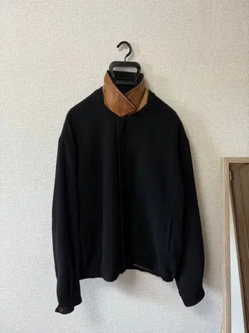 블랙과 브라운의 스탠드 카라 자켓