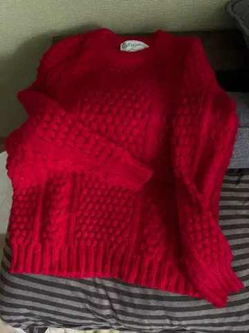 빨간색 케이블 니트 스웨터