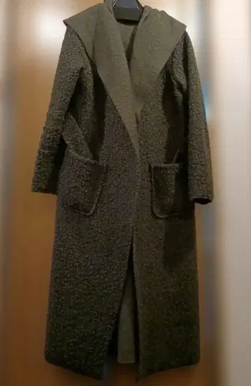 모드풀레 올리브색 후드 부착 보아 롱 코트