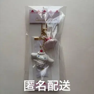 [미개봉 새상품] 산리오 딸기 휘핑 케이크 키링 시나몬