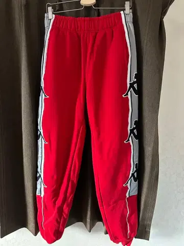 빨간색 스웨트 팬츠 사이드 실루엣 포함