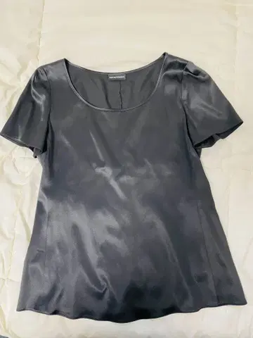 EMPORIO ARMANI 블랙 새틴 반팔 상의
