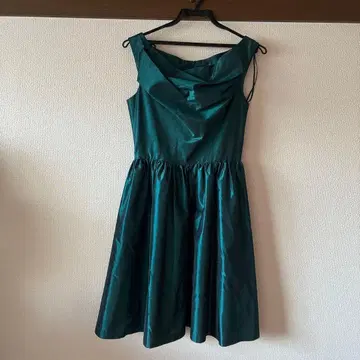 다크 그린 드레이프 디자인 A라인 드레스