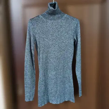 실버 라메 터틀넥 니트 스웨터