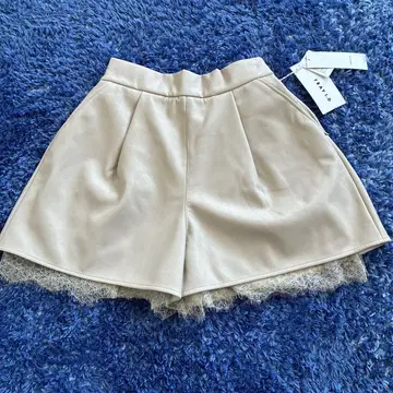 FRAYI.D 플레어 숏팬츠 베이지 합성 피혁