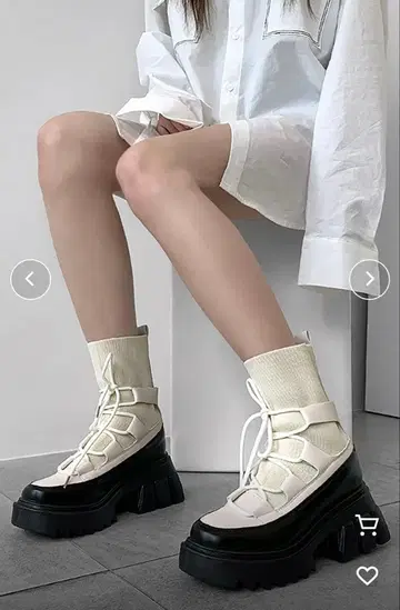 통굽 레이스업 부츠 화이트/블랙