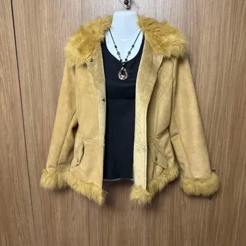 퍼 달린 베이지 스웨이드 자켓