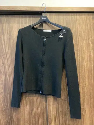 Rene 블랙 비쥬 장식 집업 가디건