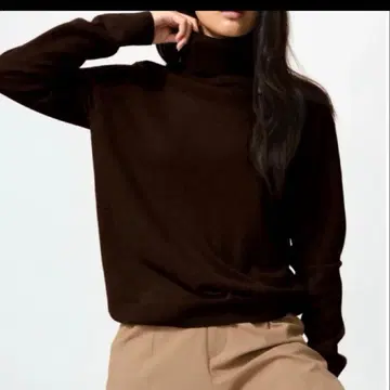 미사용 새상품 유니클로 다크 브라운 터틀넥 니트