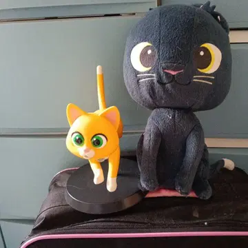 검은 고양이와 오렌지 고양이 피규어