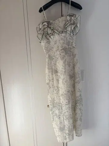 프릴 달린 슬리브리스 롱 원피스