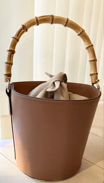 뱀부 핸들 버킷백 브라운