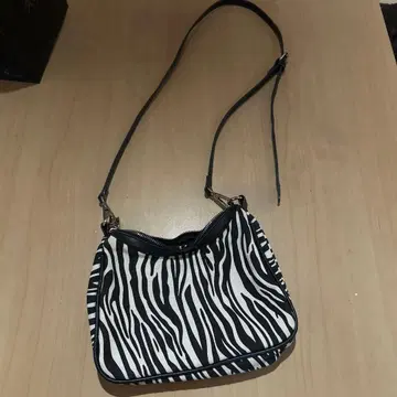 제브라 패턴 숄더백