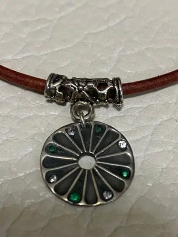 브라운 가죽 초커 스톤 참 장식