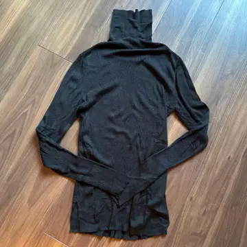 디노스 UV컷 세탁 가능한 실크 100% 터틀넥 풀오버 블랙