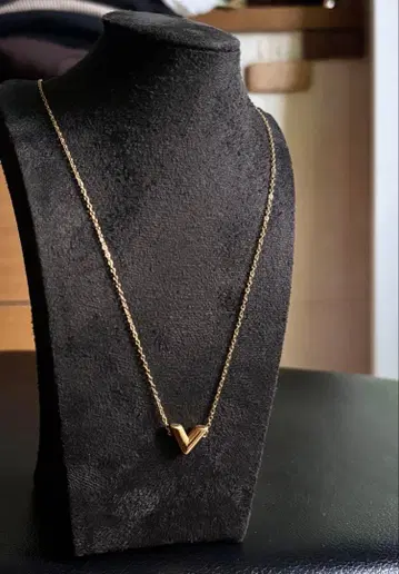 골드 V자형 펜던트 목걸이