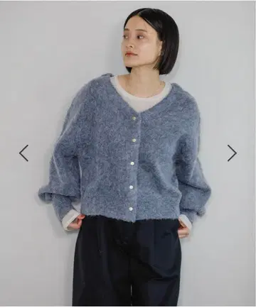 아파트 바이 킨 버튼 샤기 V넥 가디건