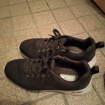 YONEX 블랙 스니커즈