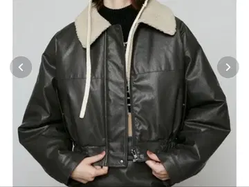 EMODA 인조 가죽 보아 옷깃 크롭 자켓