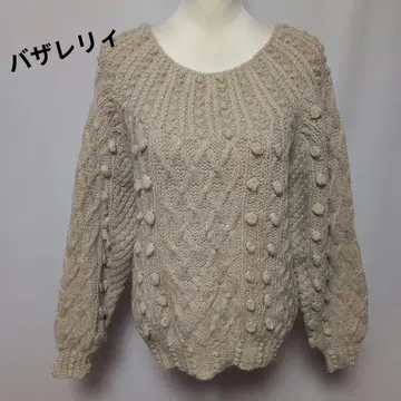 바자렐리 베이지 케이블 짜임 폼폼 포함 니트 스웨터